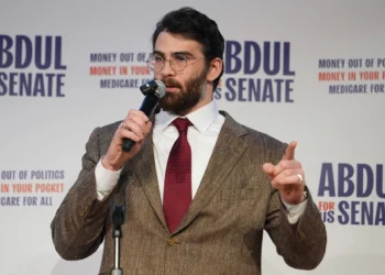 El streamer de extrema izquierda Hasan Piker interviene en un mitin de campaña de Abdul El-Sayed, candidato en las primarias demócratas al Senado de Estados Unidos por Michigan, en la Universidad de Michigan en Ann Arbor el martes 7 de abril de 2026. (Foto AP/Julia Demaree Nikhinson)