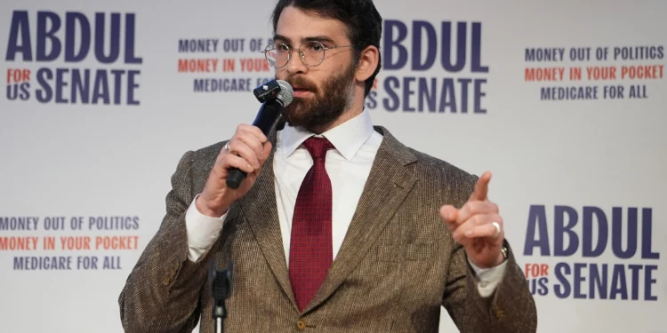 El streamer de extrema izquierda Hasan Piker interviene en un mitin de campaña de Abdul El-Sayed, candidato en las primarias demócratas al Senado de Estados Unidos por Michigan, en la Universidad de Michigan en Ann Arbor el martes 7 de abril de 2026. (Foto AP/Julia Demaree Nikhinson)
