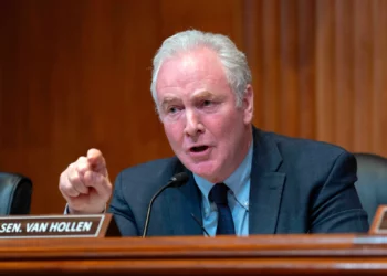 El senador estadounidense Chris Van Hollen pronuncia un discurso en el Capitolio el 12 de mayo de 2026 en Washington. (Foto AP/Jose Luis Magana)
