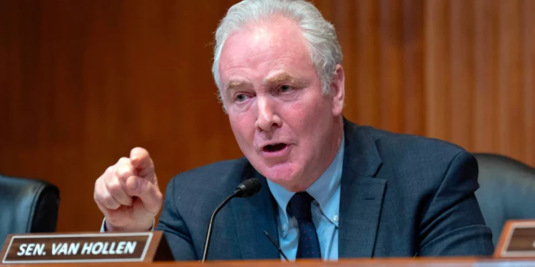 El senador estadounidense Chris Van Hollen pronuncia un discurso en el Capitolio el 12 de mayo de 2026 en Washington. (Foto AP/Jose Luis Magana)