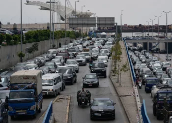 Vehículos permanecen atascados en el tráfico de una autopista mientras los residentes huyen tras la amenaza israelí de atacar Dahiyeh, un suburbio al sur de Beirut, Líbano, 1 de junio de 2026. (Foto AP/Bilal Hussein)