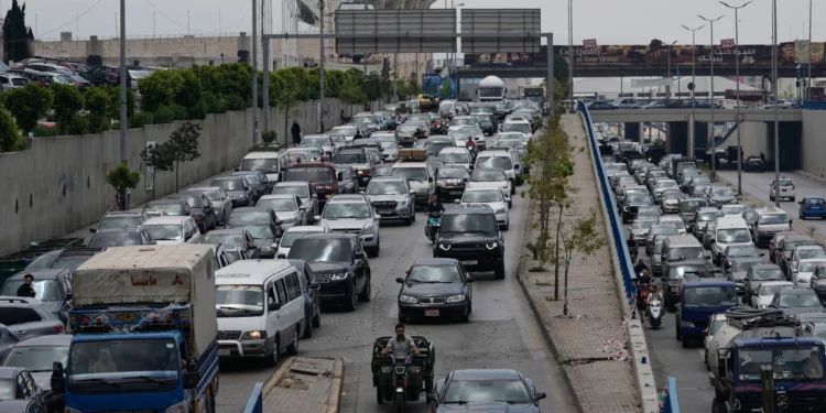 Vehículos permanecen atascados en el tráfico de una autopista mientras los residentes huyen tras la amenaza israelí de atacar Dahiyeh, un suburbio al sur de Beirut, Líbano, 1 de junio de 2026. (Foto AP/Bilal Hussein)