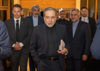 El ministro de Asuntos Exteriores iraní, Abbas Araghchi, en el centro, llega al complejo turístico Burgenstock en Obbuergen, cerca de Lucerna (Suiza), a primera hora del 21 de junio de 2026. (Urs Flueeler/Keystone, Pool vía AP)