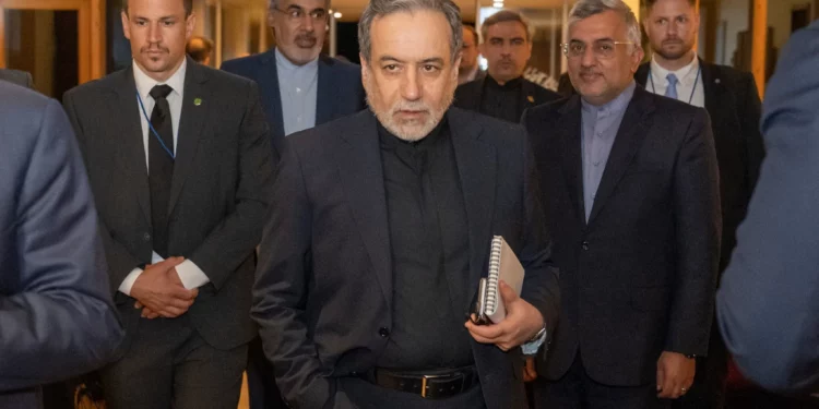 El ministro de Asuntos Exteriores iraní, Abbas Araghchi, en el centro, llega al complejo turístico Burgenstock en Obbuergen, cerca de Lucerna (Suiza), a primera hora del 21 de junio de 2026. (Urs Flueeler/Keystone, Pool vía AP)