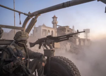 Se ve a un soldado israelí en un Humvee durante un recorrido por el sur del Líbano, el 18 de junio de 2026. (Emanuel Fabian/Times of Israel)