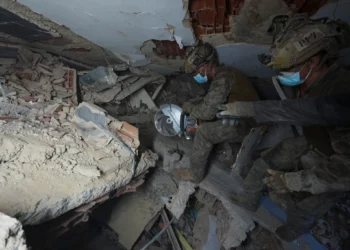 Los equipos de rescate se abren paso entre los escombros en busca de supervivientes del terremoto en La Guaira, Venezuela, el 28 de junio de 2026. (AP/Matias Delacroix)