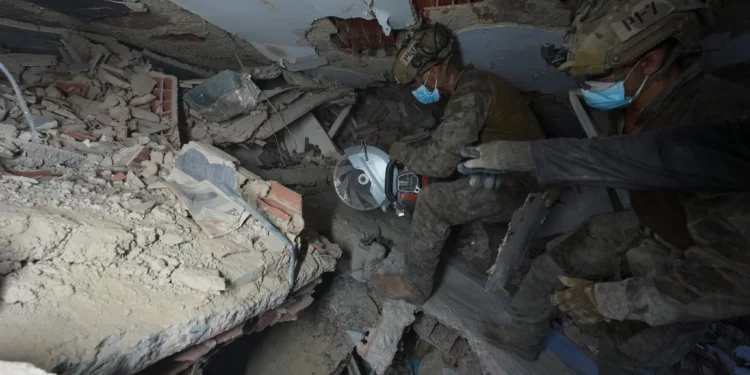 Los equipos de rescate se abren paso entre los escombros en busca de supervivientes del terremoto en La Guaira, Venezuela, el 28 de junio de 2026. (AP/Matias Delacroix)
