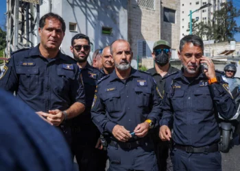 El jefe de policía Danny Levy en el lugar de un tiroteo ocurrido en Ramle, en el centro de Israel, el 11 de mayo de 2026. Una mujer perdió la vida y varias personas más resultaron heridas. (Yossi Aloni/Flash90)