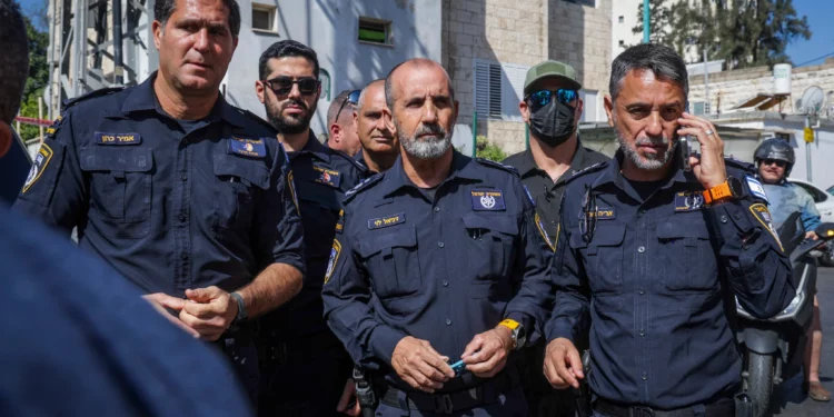 El jefe de policía Danny Levy en el lugar de un tiroteo ocurrido en Ramle, en el centro de Israel, el 11 de mayo de 2026. Una mujer perdió la vida y varias personas más resultaron heridas. (Yossi Aloni/Flash90)