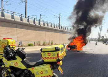 Consecuencias de un presunto atentado con coche bomba, que dejó un muerto, en la autopista Ayalon, en el centro de Israel, cerca de Holon, el 4 de junio de 2026. (Magen David Adom)