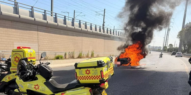 Consecuencias de un presunto atentado con coche bomba, que dejó un muerto, en la autopista Ayalon, en el centro de Israel, cerca de Holon, el 4 de junio de 2026. (Magen David Adom)