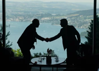Los miembros del personal de las delegaciones se reúnen en el vestíbulo el primer día de una reunión cuatripartita entre Estados Unidos, Irán, Pakistán y Catar en el Buergenstock Resort Lake Lucerne, cerca de Stansstad, Suiza, el 21 de junio de 2026. (Nathan Howard/Foto de pool vía AP)