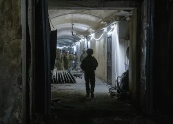 En la imagen se ve a un soldado israelí en una instalación subterránea de Hezbolá dedicada a los drones, situada en Majdal Zoun, en el sur del Líbano, el 18 de junio de 2026. (Emanuel Fabian/Times of Israel)