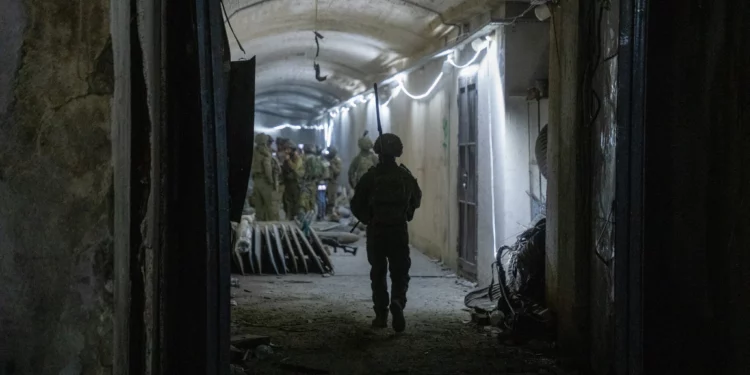 En la imagen se ve a un soldado israelí en una instalación subterránea de Hezbolá dedicada a los drones, situada en Majdal Zoun, en el sur del Líbano, el 18 de junio de 2026. (Emanuel Fabian/Times of Israel)