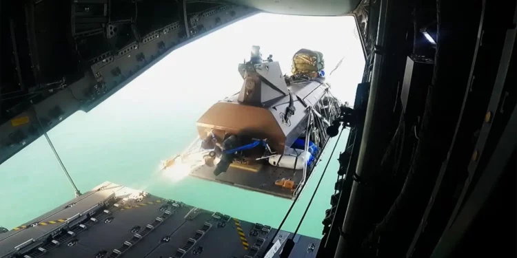 La Marina Real lanza una embarcación no tripulada desde un A400M