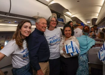 Llegan a Israel 128 nuevos inmigrantes franceses en un vuelo especial