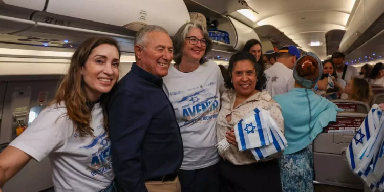 Llegan a Israel 128 nuevos inmigrantes franceses en un vuelo especial