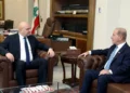 Esta foto de folleto publicada por la oficina de prensa de la Presidencia libanesa muestra al presidente libanés Joseph Aoun (izquierda) recibiendo al embajador estadounidense en Líbano, Michael Issa, en el Palacio Presidencial de Baabda, al este de Beirut, el 9 de julio de 2026 (Presidencia Libanesa/AFP)