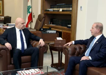 Esta foto de folleto publicada por la oficina de prensa de la Presidencia libanesa muestra al presidente libanés Joseph Aoun (izquierda) recibiendo al embajador estadounidense en Líbano, Michael Issa, en el Palacio Presidencial de Baabda, al este de Beirut, el 9 de julio de 2026 (Presidencia Libanesa/AFP)