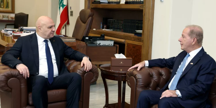 Esta foto de folleto publicada por la oficina de prensa de la Presidencia libanesa muestra al presidente libanés Joseph Aoun (izquierda) recibiendo al embajador estadounidense en Líbano, Michael Issa, en el Palacio Presidencial de Baabda, al este de Beirut, el 9 de julio de 2026 (Presidencia Libanesa/AFP)