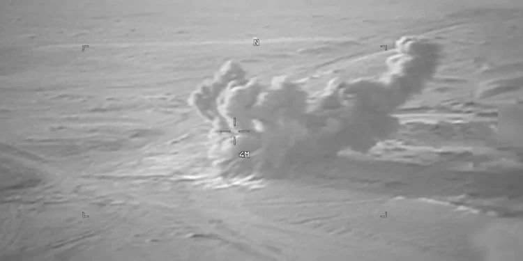 Imágenes de video difundidas por el Comando Central de Estados Unidos el 19 de julio de 2026 muestran a fuerzas estadounidenses durante la novena noche consecutiva de ataques contra Irán. (Video del Comando Central de Estados Unidos, captura de pantalla vía X)