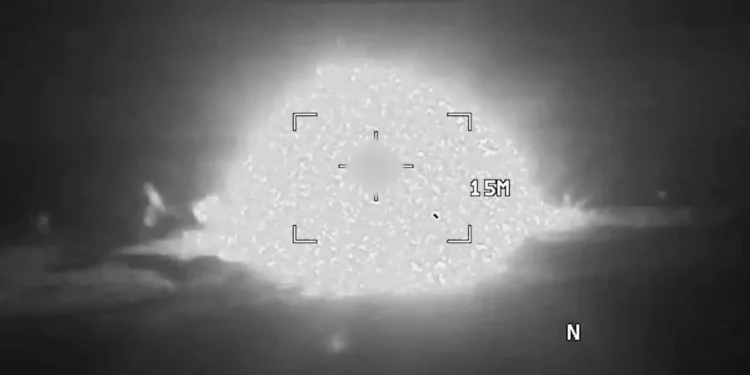 Una captura de pantalla de un vídeo difundido por el Mando Central de EE. UU. el 29 de julio de 2026 muestra un ataque contra un objetivo en Irán. (Captura de pantalla de X)