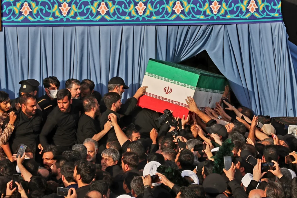 El ataúd del líder supremo iraní asesinado llega a Nayaf, en Irak