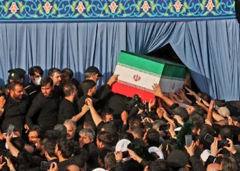 El ataúd del líder supremo iraní asesinado llega a Nayaf, en Irak