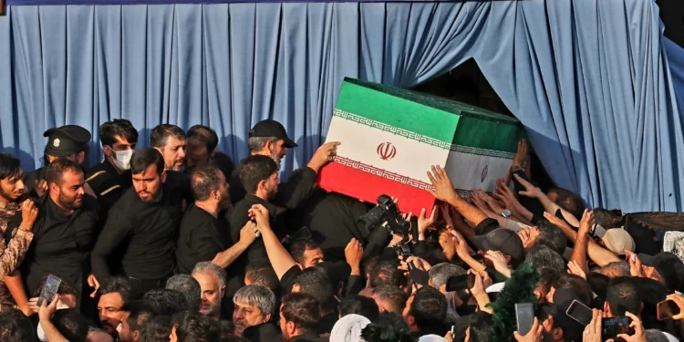 El ataúd del líder supremo iraní asesinado llega a Nayaf, en Irak