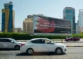 Vehículos circulan junto a una valla publicitaria durante la visita del secretario de Estado de Estados Unidos, Marco Rubio, a Baréin para abordar con los aliados árabes del Golfo un acuerdo provisional entre Washington y Teherán, en Manama, Baréin, el jueves 25 de junio de 2026. (Eric Lee/Pool Photo vía AP)