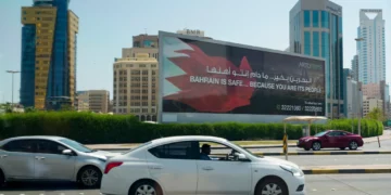 Vehículos circulan junto a una valla publicitaria durante la visita del secretario de Estado de Estados Unidos, Marco Rubio, a Baréin para abordar con los aliados árabes del Golfo un acuerdo provisional entre Washington y Teherán, en Manama, Baréin, el jueves 25 de junio de 2026. (Eric Lee/Pool Photo vía AP)