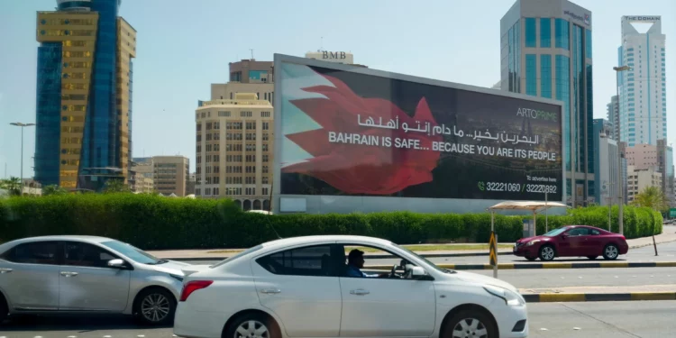 Vehículos circulan junto a una valla publicitaria durante la visita del secretario de Estado de Estados Unidos, Marco Rubio, a Baréin para abordar con los aliados árabes del Golfo un acuerdo provisional entre Washington y Teherán, en Manama, Baréin, el jueves 25 de junio de 2026. (Eric Lee/Pool Photo vía AP)