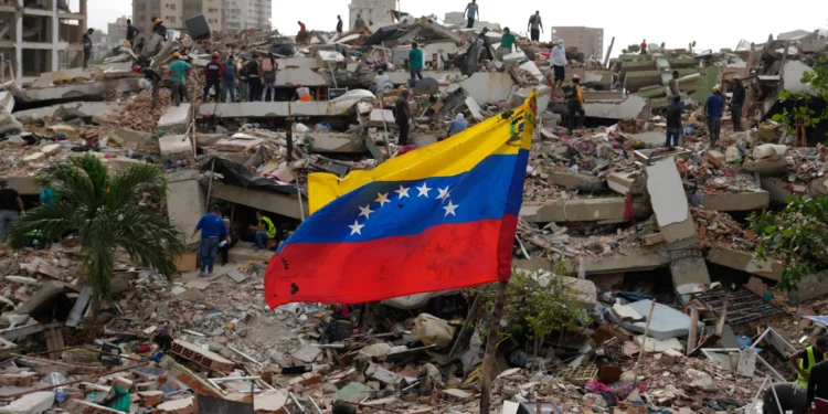 Vecinos y equipos de rescate registran entre los escombros de los edificios dañados por los terremotos que sacudieron La Guaira, Venezuela, el jueves 2 de julio de 2026. (Foto AP/Ariana Cubillos)
