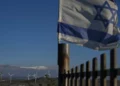 Tres activistas israelíes cruzan a Siria y son detenidos por las FDI Tres activistas israelíes vinculados al movimiento de asentamientos cruzaron ilegalmente la frontera con Siria y permanecieron allí durante casi un día antes de ser localizados y detenidos por tropas israelíes. Según las Fuerzas de Defensa de Israel, los tres entraron anoche en territorio sirio por la zona del monte Hermón. Los soldados desplegados en el área iniciaron una búsqueda, pero no lograron encontrarlos hasta esta mañana. Una vez detenidos, los civiles fueron entregados a la Policía de Israel para ser interrogados, indicaron las FDI. El ejército señaló que en las últimas semanas ha aumentado el número de intentos de activistas por cruzar la frontera hacia Siria. El grupo, que se hace llamar Pioneros de Bashán, defiende la creación de asentamientos en esa zona. “Las FDI condenan enérgicamente este incidente, que supone otra grave interrupción en las actividades operativas y supone un riesgo para la seguridad de las tropas que operan en la zona”, afirmó el ejército. Las FDI añadieron que “las autoridades policiales deben llevar ante la justicia a los responsables para evitar que estas personas cometan repetidamente este tipo de conductas delictivas”. Hasta ahora no se han presentado cargos contra integrantes de los Pioneros de Bashán. Pese al carácter ilegal de sus acciones, el grupo ha recibido el apoyo de algunos legisladores de la coalición.