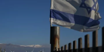 Tres activistas israelíes cruzan a Siria y son detenidos por las FDI Tres activistas israelíes vinculados al movimiento de asentamientos cruzaron ilegalmente la frontera con Siria y permanecieron allí durante casi un día antes de ser localizados y detenidos por tropas israelíes. Según las Fuerzas de Defensa de Israel, los tres entraron anoche en territorio sirio por la zona del monte Hermón. Los soldados desplegados en el área iniciaron una búsqueda, pero no lograron encontrarlos hasta esta mañana. Una vez detenidos, los civiles fueron entregados a la Policía de Israel para ser interrogados, indicaron las FDI. El ejército señaló que en las últimas semanas ha aumentado el número de intentos de activistas por cruzar la frontera hacia Siria. El grupo, que se hace llamar Pioneros de Bashán, defiende la creación de asentamientos en esa zona. “Las FDI condenan enérgicamente este incidente, que supone otra grave interrupción en las actividades operativas y supone un riesgo para la seguridad de las tropas que operan en la zona”, afirmó el ejército. Las FDI añadieron que “las autoridades policiales deben llevar ante la justicia a los responsables para evitar que estas personas cometan repetidamente este tipo de conductas delictivas”. Hasta ahora no se han presentado cargos contra integrantes de los Pioneros de Bashán. Pese al carácter ilegal de sus acciones, el grupo ha recibido el apoyo de algunos legisladores de la coalición.