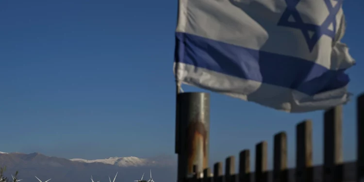 Tres activistas israelíes cruzan a Siria y son detenidos por las FDI Tres activistas israelíes vinculados al movimiento de asentamientos cruzaron ilegalmente la frontera con Siria y permanecieron allí durante casi un día antes de ser localizados y detenidos por tropas israelíes. Según las Fuerzas de Defensa de Israel, los tres entraron anoche en territorio sirio por la zona del monte Hermón. Los soldados desplegados en el área iniciaron una búsqueda, pero no lograron encontrarlos hasta esta mañana. Una vez detenidos, los civiles fueron entregados a la Policía de Israel para ser interrogados, indicaron las FDI. El ejército señaló que en las últimas semanas ha aumentado el número de intentos de activistas por cruzar la frontera hacia Siria. El grupo, que se hace llamar Pioneros de Bashán, defiende la creación de asentamientos en esa zona. “Las FDI condenan enérgicamente este incidente, que supone otra grave interrupción en las actividades operativas y supone un riesgo para la seguridad de las tropas que operan en la zona”, afirmó el ejército. Las FDI añadieron que “las autoridades policiales deben llevar ante la justicia a los responsables para evitar que estas personas cometan repetidamente este tipo de conductas delictivas”. Hasta ahora no se han presentado cargos contra integrantes de los Pioneros de Bashán. Pese al carácter ilegal de sus acciones, el grupo ha recibido el apoyo de algunos legisladores de la coalición.