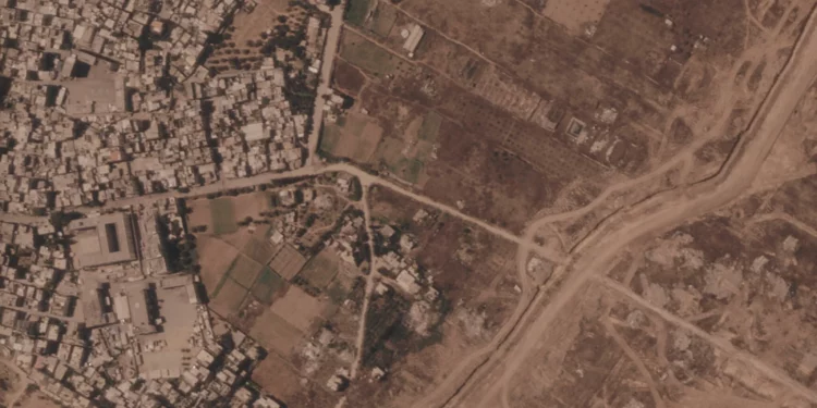 Israel construye una barrera de tierra de varios kilómetros en Gaza