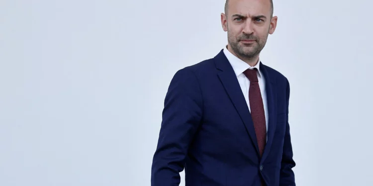 Francia denuncia que Irán detuvo a dos diplomáticos franceses