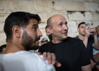 Bennett no descarta ceder el liderazgo a Eisenkot para ganar las elecciones