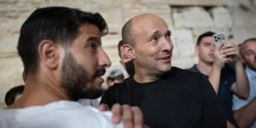Bennett no descarta ceder el liderazgo a Eisenkot para ganar las elecciones
