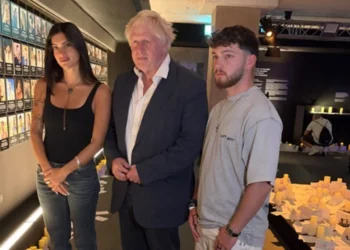 Boris Johnson visita en Londres la exposición sobre la masacre de Nova