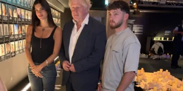 Boris Johnson visita en Londres la exposición sobre la masacre de Nova