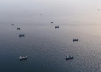 Transpondedores apagados: el foco de la guerra en el estrecho de Ormuz