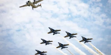 El C-2A Greyhound completa su último vuelo tras seis décadas de servicio