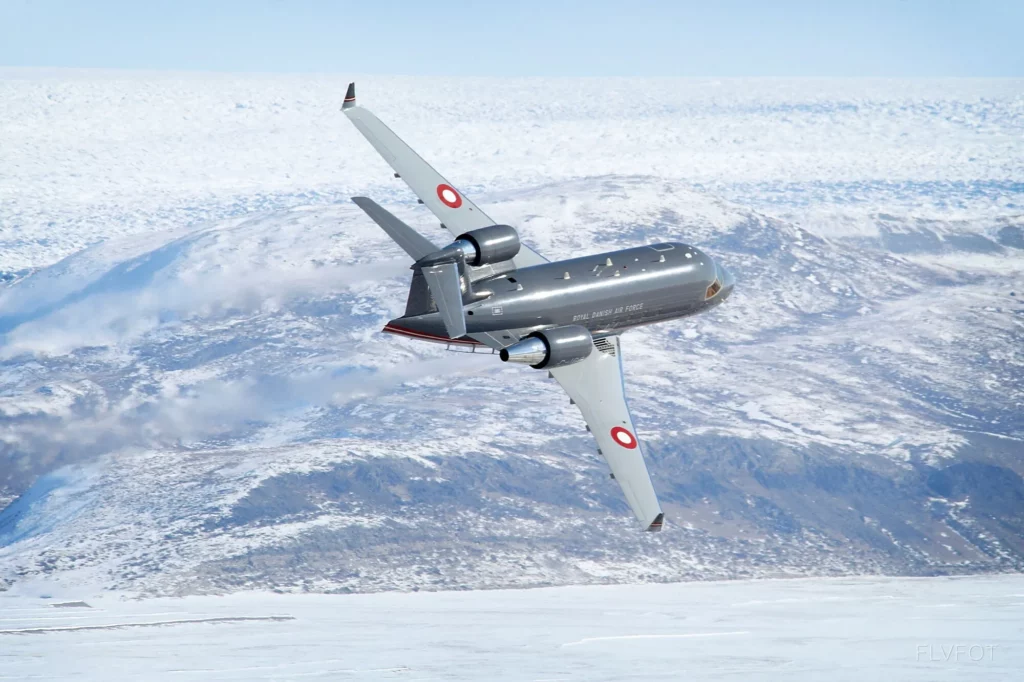 Un Bombardier Challenger CL-604 de la RDAF sobrevolando Groenlandia. Las tripulaciones del Challenger se encuentran entre quienes mejor conocen Groenlandia. Siempre hay un Challenger adscrito al Mando Conjunto del Ártico, listo para prestar asistencia en operaciones de búsqueda, rescate y vigilancia. (Crédito de la imagen: Ala de Transporte Aéreo de Aalborg)