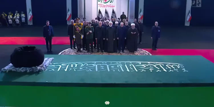 Pezeshkian y Ghalibaf rinden homenaje ante el féretro de Jamenei La televisión estatal iraní difundió imágenes del presidente Masoud Pezeshkian junto al presidente del Parlamento y negociador jefe, Mohammad Bagher Ghalibaf, mientras rendían homenaje ante el féretro del difunto líder supremo Alí Jamenei, expuesto en Teherán. Los preparativos para el funeral público de Jamenei, que inicialmente fue aplazado en pleno apogeo de la guerra, avanzan mientras Irán y Estados Unidos mantienen un frágil alto el fuego tras firmar un acuerdo preliminar para poner fin al conflicto. Pakistán, que actuó como mediador clave en las conversaciones entre Estados Unidos e Irán, anunció que su primer ministro, Shehbaz Sharif, asistirá a la ceremonia. China, Afganistán y los países vecinos de Irán en la región del Cáucaso también comunicaron que enviarán representantes. Después de las ceremonias en Teherán, el cuerpo de Jamenei será trasladado a las ciudades santas iraquíes de Nayaf y Karbala. Su entierro está previsto para el 9 de julio en el santuario del imán Reza, en Mashhad, al noreste de Irán, su ciudad natal.