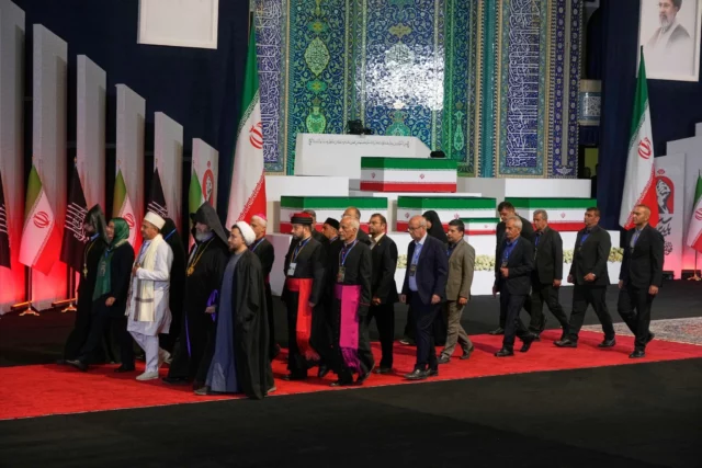 El cadáver de Alí Jamenei es velado en Teherán antes de su entierro en Mashhad