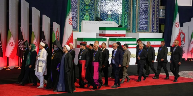 El cadáver de Alí Jamenei es velado en Teherán antes de su entierro en Mashhad