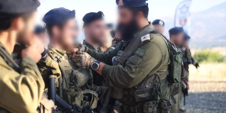 Cadetes haredíes de las FDI completan una fase del curso de oficiales