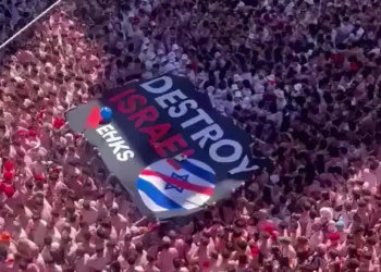 Pancarta con el lema “Destruir a Israel” en las corridas de Pamplona